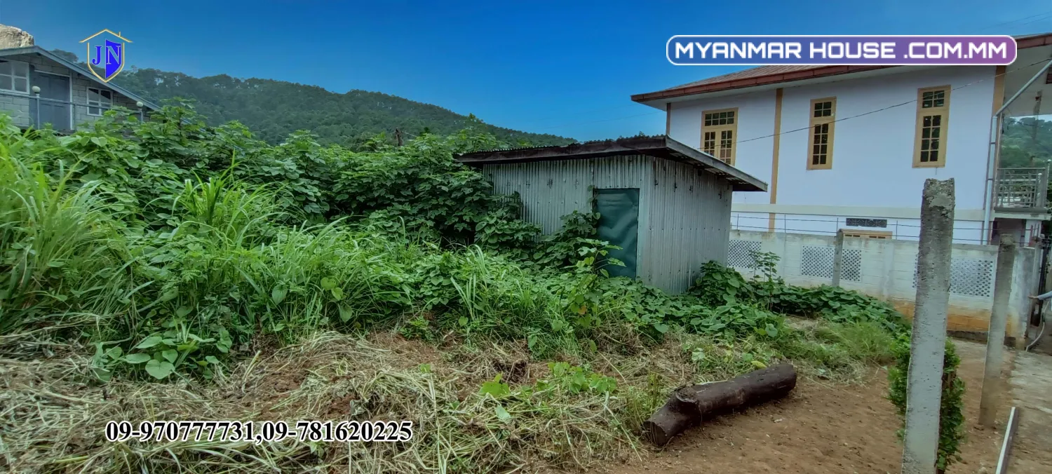တောင်တန်းတိမ်ပင်လယ်ကြားထဲမှာရှိနေတဲ့ခြံကွက်